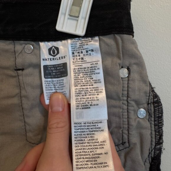 Black Women's Levis 501 Jean Short Size 28 - Picture 3 of 4